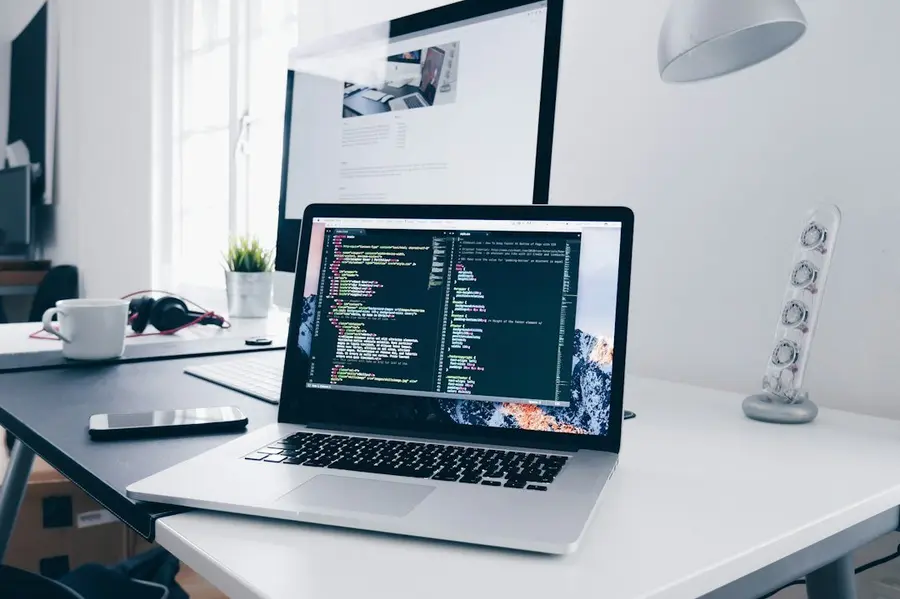 Laptop met code voor het ontwerpen en bouwen van websites