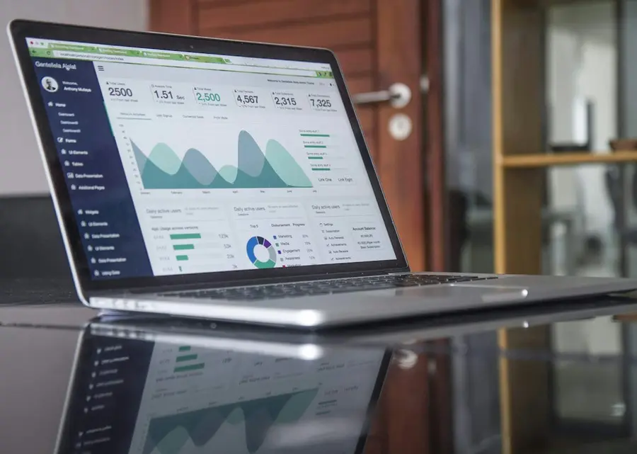 Laptop met statistieken voor de analyse van websiteverkeer